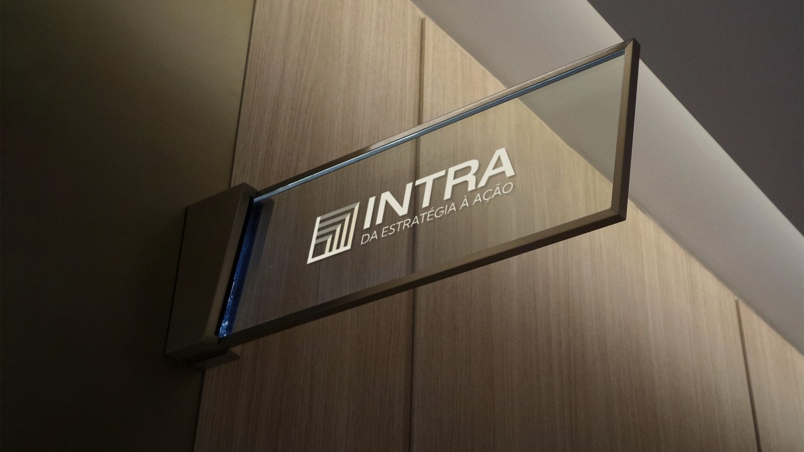 Placa de identificação com a marca Intra
