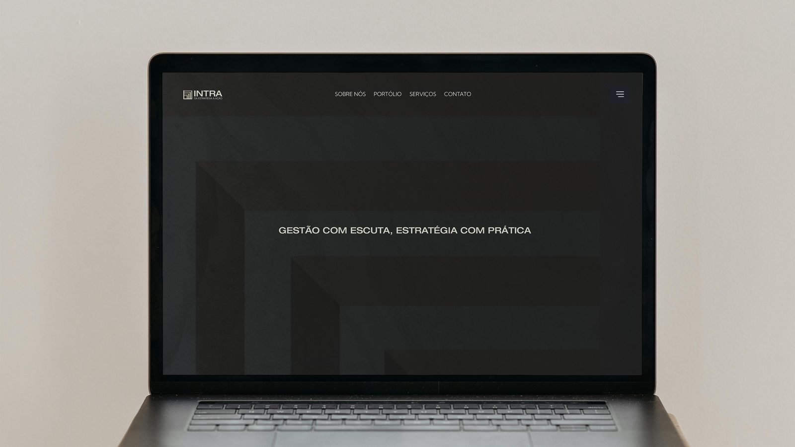 Site institucional da Intra em tela de notebook