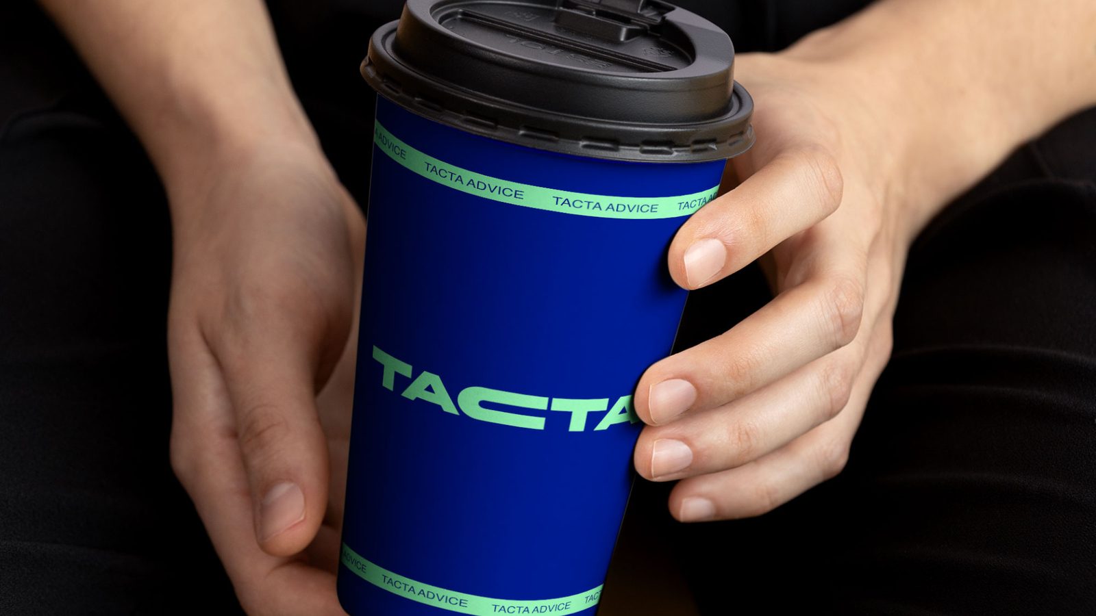 Copo térmico personalizado com a marca Tacta Advice